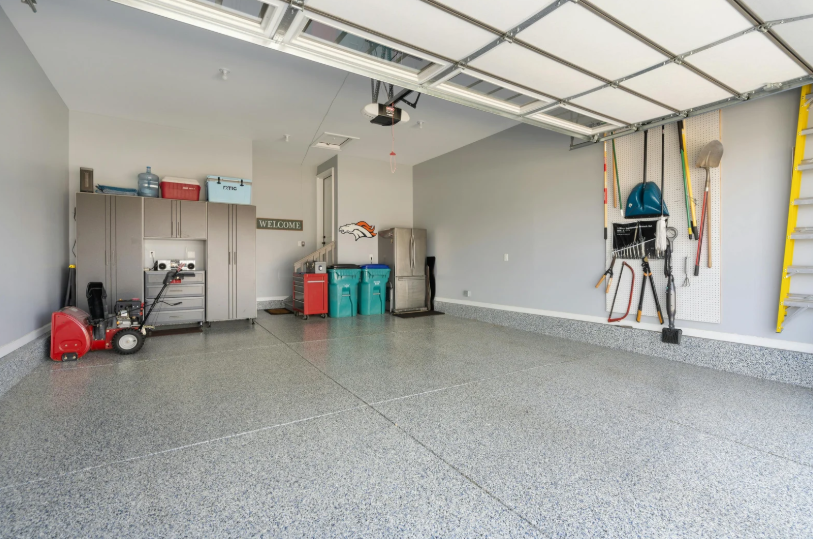 Transforming Outdoor Concrete Surfaces: Coating Options for Texas Weather Extremes 2 Epoxy-Polyaspartic Hybrid Systems for Enhanced Protection